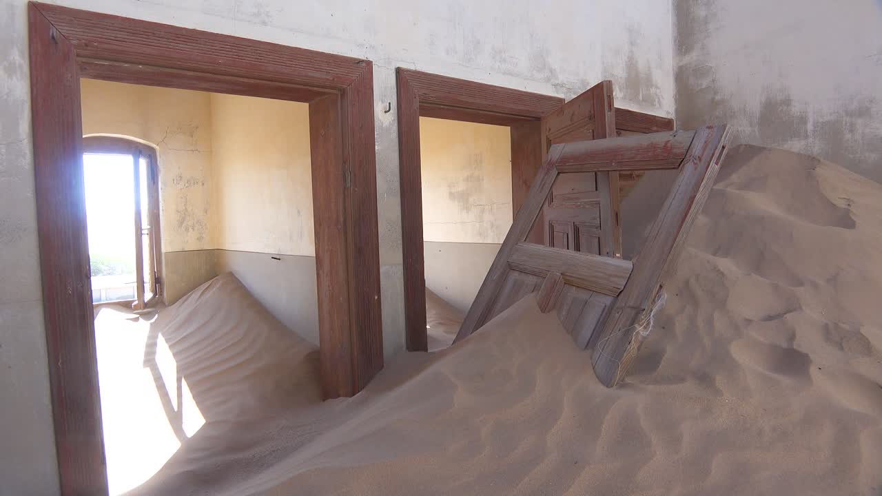 kolmanskop 나미비아 3의 보석 광산 유령 마을에 있는 버려진 건물을 통해 모래가 불어옵니다.