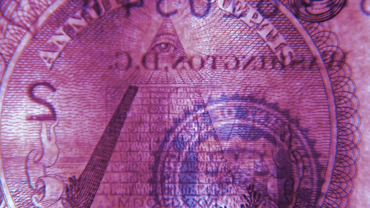el ojo de un dólar de la pirámide de los illuminati en primer plano