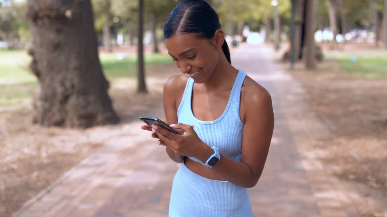 teléfono, atleta riendo y mujer en el parque en el descanso