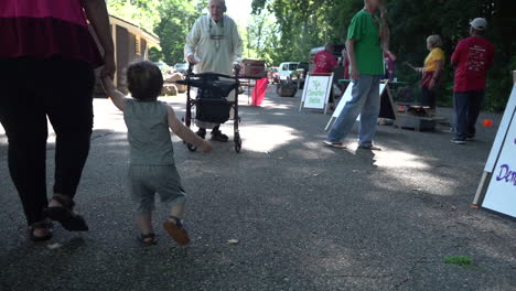 Hispano-Mexicano-Americano-Birracial-Latino-Niño-Pequeño-Caminando-Mientras-Sostiene-La-Mano-De-Mamá