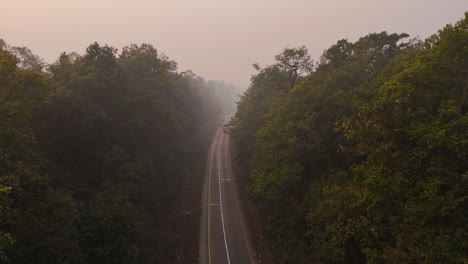 Drone-De-Carretera-Filmado-En-La-Selva-Con-Un-Clima-Nublado-Y-Ahumado-Que-Rodea-Los-árboles-En-La-Región-Oriental-De-Terai-En-Nepal