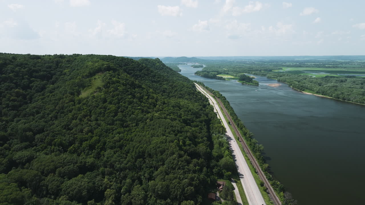 Vista aerea di una fitta foresta e di una strada costiera nel Great River Bluffs State Park in Minnesota, Stati Uniti