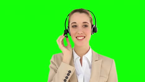 el agente del centro de llamadas sonriente hablando en el auricular