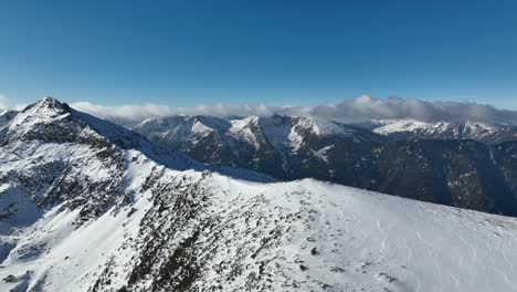 Disparo-De-Drones,-La-Belleza-De-La-Montaña-Rila-En-Bulgaria,-Invierno,-Cielo-Azul-Claro-Y-Soleado,-Cumbres-Nevadas-En-La-Distancia