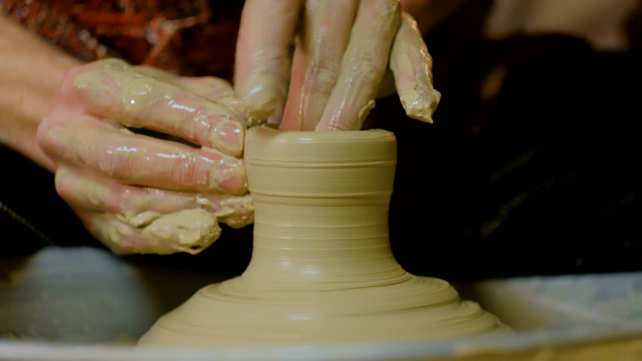alfarero profesional que trabaja en el taller