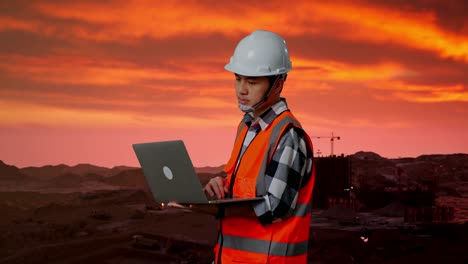 ingeniero trabajando en un sitio de construcción al atardecer