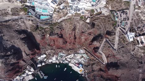 video aéreo de drones de la hermosa bahía de ammoudi debajo de oia, pintoresco pueblo de santorini, grecia