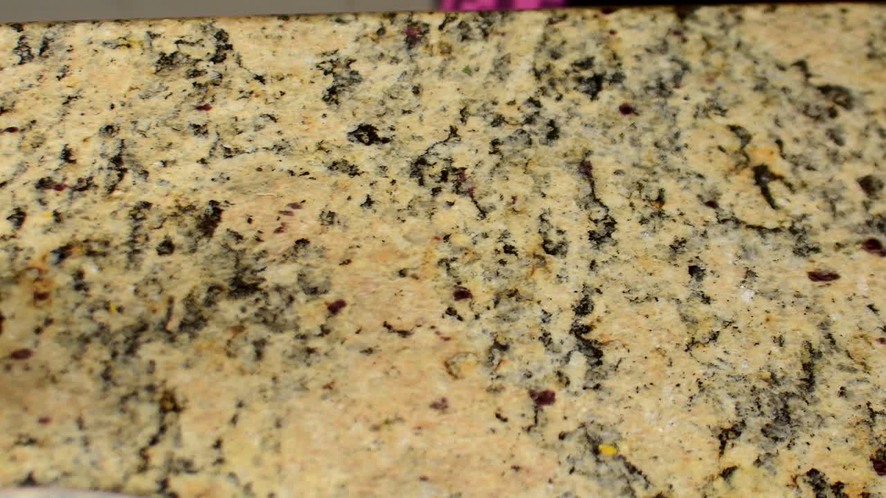 Mani che legano le hallacas con foglie di palma, piatto tradizionale venezuelano, preparazione casalinga autentica, processo culinario festivo, primo piano della cucina artigianale