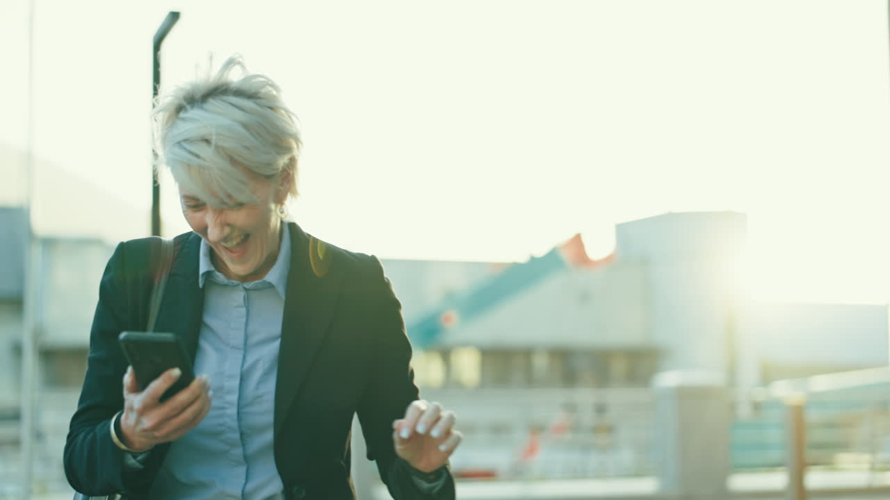 mulher de negócios, sucesso e telefone na cidade ganhando