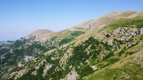Langsame-Luftaufnahmen-Von-Wunderschönen-Berggipfeln-Und-Dem-Waldrand-In-Großer-Höhe