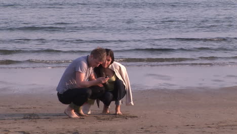 Zwei-Leute-Zusammen-Am-Strand