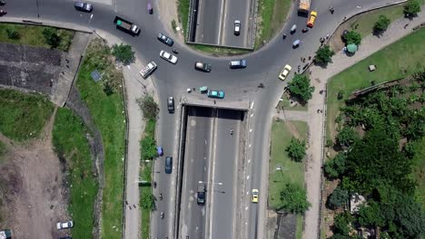 Vista-Aérea-Sobre-Una-Carretera-Y-Una-Rotonda-En-Douala,-Camerún,-áfrica---Cenital,-Disparo-De-Drones