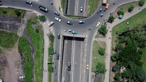 vista aérea sobre una carretera y una rotonda en douala, camerún, áfrica - cenital, disparo de drones