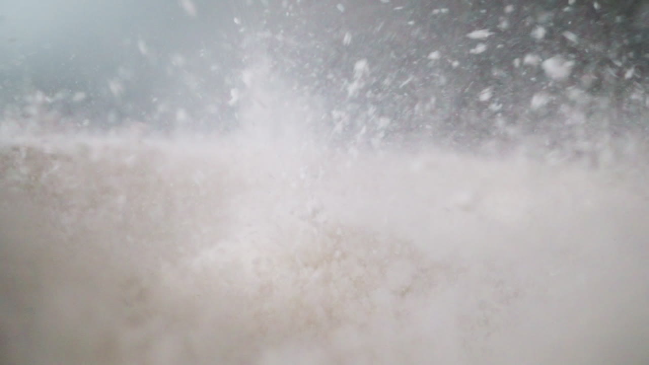 하 ⁇  가루가 스피커의  ⁇ 막에 리 ⁇ 적으로  ⁇ 아집니다.