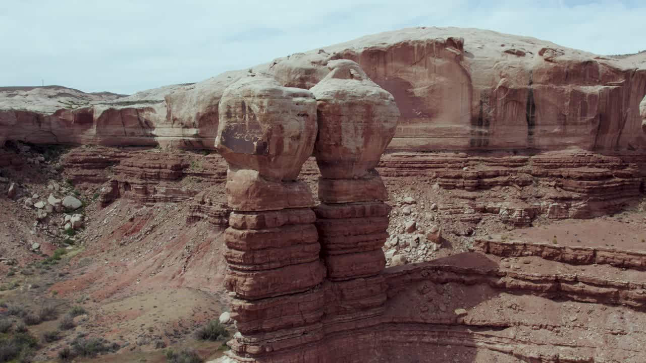 hermosa vista aérea escénica de los gemelos navajos hito de formación de roca roja en bluff, utah, estados unidos