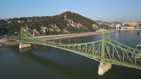 Wunderschöne-Drohnenaufnahme-Zeigt-Die-Freiheitsbrücke-Von-Budapest-An-Einem-Typischen-Tag