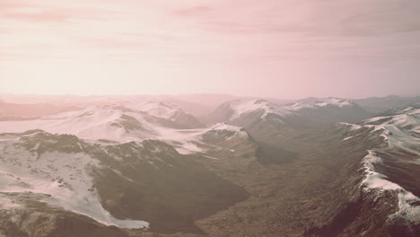 Gran-Parche-De-Nieve-Que-Quedó-En-El-Campo-De-Roca-Volcánica-De-Una-Montaña-En-Verano