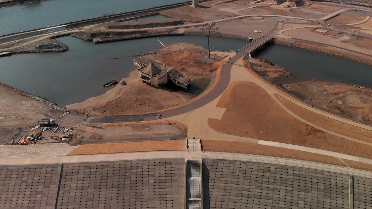 일본 이와테의 쓰나미 히트 건물과 기적의 소나무 위의 느린 공중 기울기