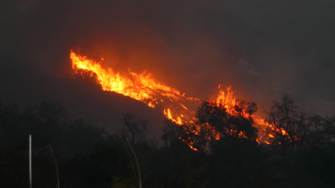 L'incendio Thomas brucia di notte sulle colline sopra Ojai, California