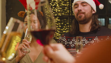 amigos en la cena de navidad