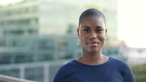 Rostro,-Liderazgo-Y-Mujer-Negra-Feliz-En-La-Ciudad