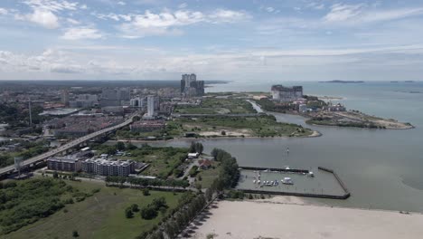 Vista-Aérea-De-La-Ciudad-Portuaria-Tropical-Baja-De-Malaca-En-La-Costa-De-Malasia