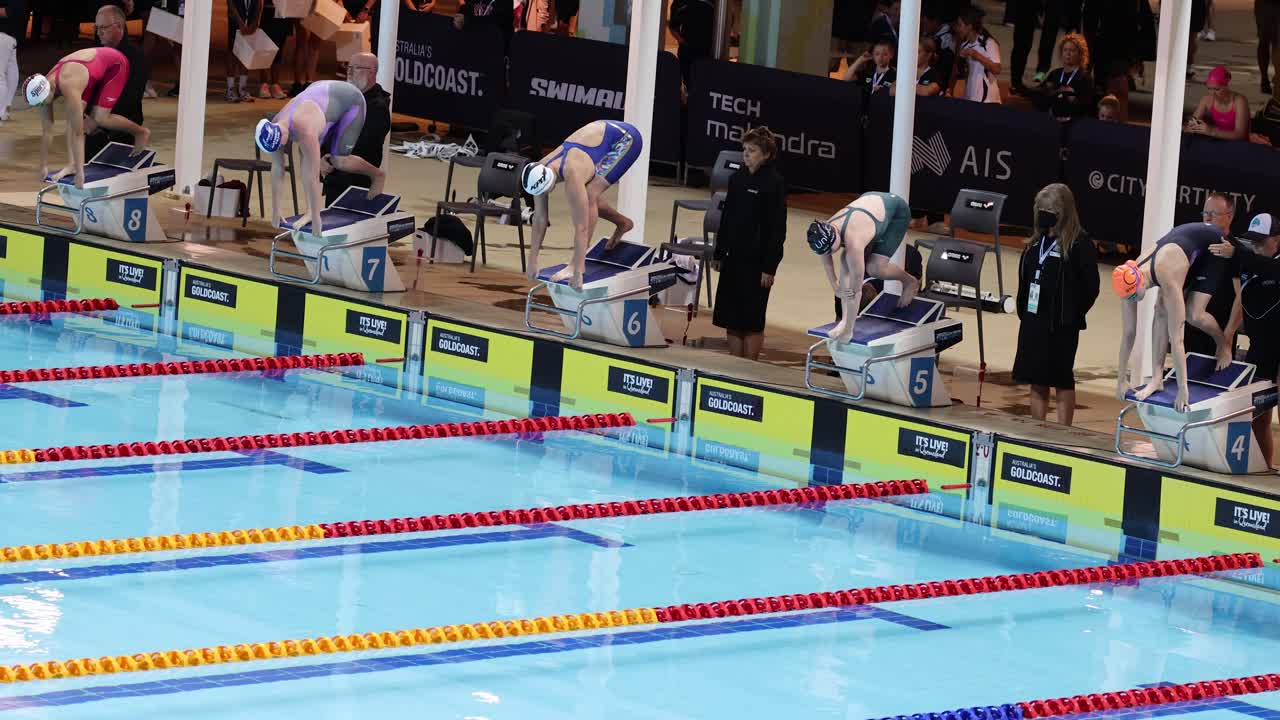 선수들은 경쟁 경주에서 다이빙과 수영을 합니다.