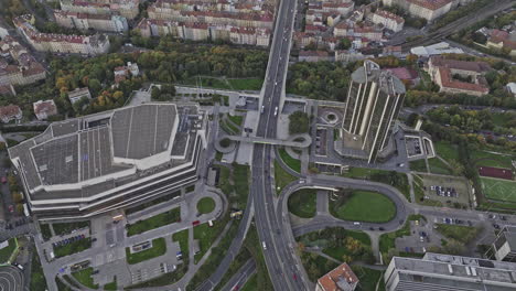 prague czechia aerial v121 birds eye view drone flyover centro de congresos moderno en el borde del valle de nusle, capturando el tráfico en el puente nuselsky most - filmado con mavic 3 cine - noviembre 2022