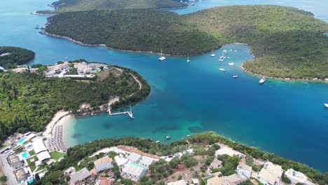 Pueblo-Costero-De-Syvota-Con-Islas-Verdes,-Playas-Y-Centros-Turísticos-De-Vacaciones-En-Epiro,-Grecia---Antena