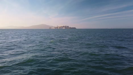 toma estática amplia de cardán de la isla de alcatraz desde la costa de san francisco en california