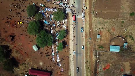 Vista-Aérea-De-Una-Carretera-En-El-Mercado-De-Ganado-En-Moroto,-Karamoja,-Uganda.