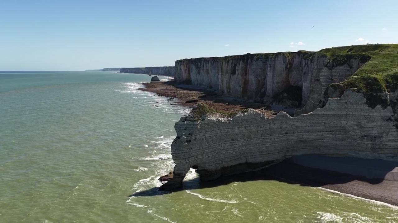 Klippen von Étretat, Felsbogen Falaise d'Amont, Alabasterküste Normandie Frankreich, Drohnenaufnahme