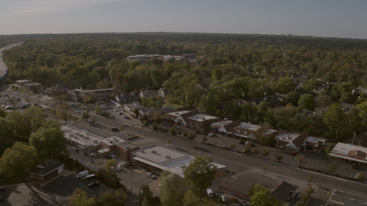 거리 인근 상점이 있는 고속도로와 거리의 탁 트인 전망