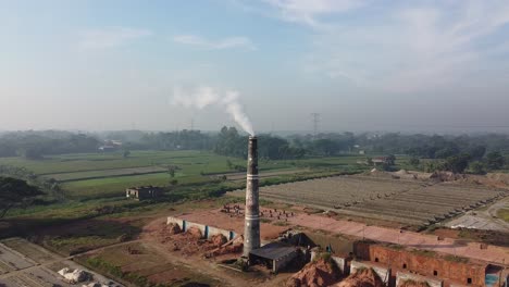 Vídeo-Que-Muestra-El-Proceso-De-Fabricación-De-Ladrillos-Desde-Arriba-En-Una-Cautivadora-Vista-Aérea-De-Un-Horno-De-Ladrillos-Rural-De-Bangladesh