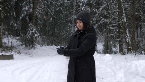 Junge-Thailändische-Frau-Zieht-Schwarze-Lederhandschuhe-An-Und-Streckt-Sich-In-Der-Winterlandschaft