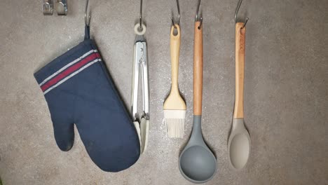 utensilios de cocina organizados colgados en ganchos