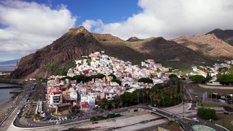 pueblo coloreado panorámico aéreo san andrés en la costa montañosa de tenerife