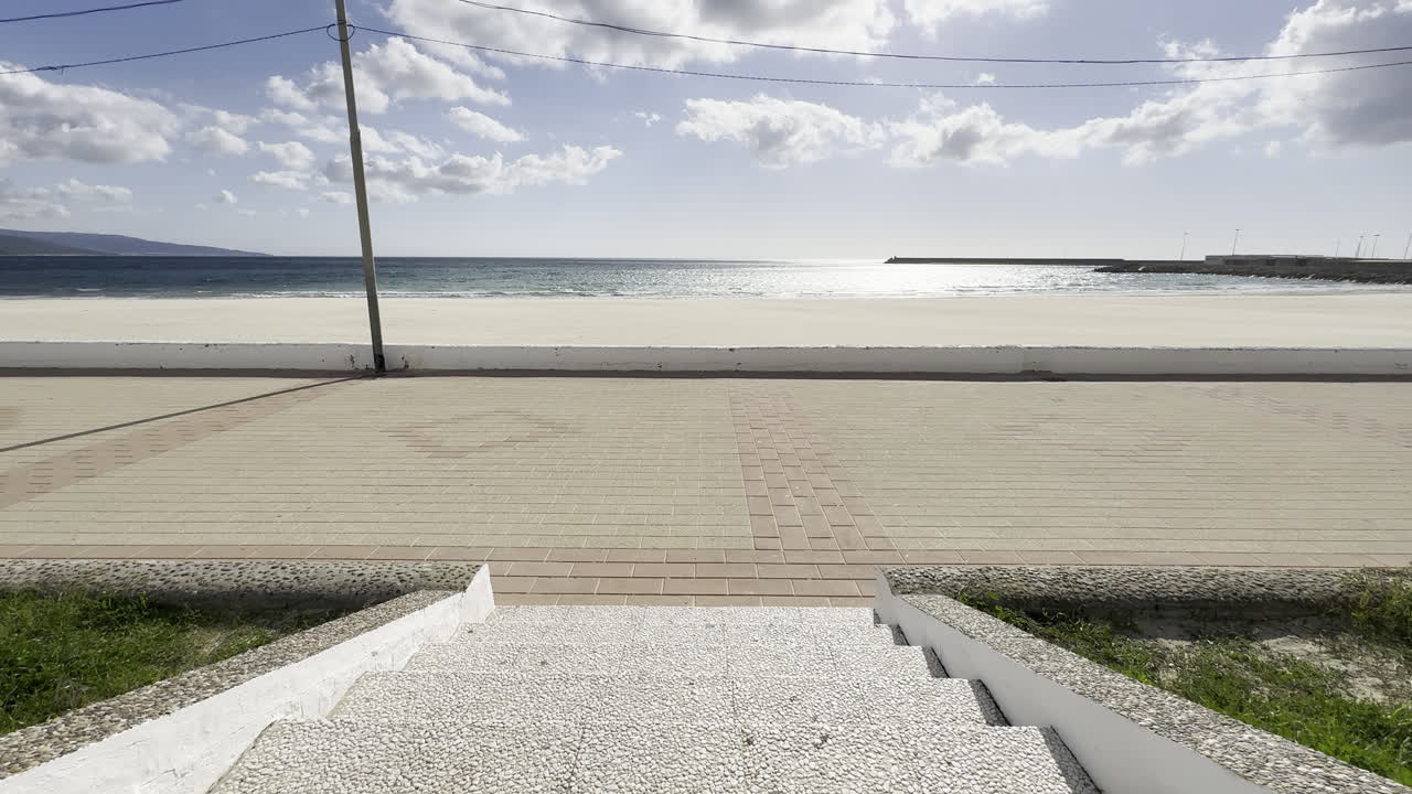 abajo de las escaleras que ven directamente el océano