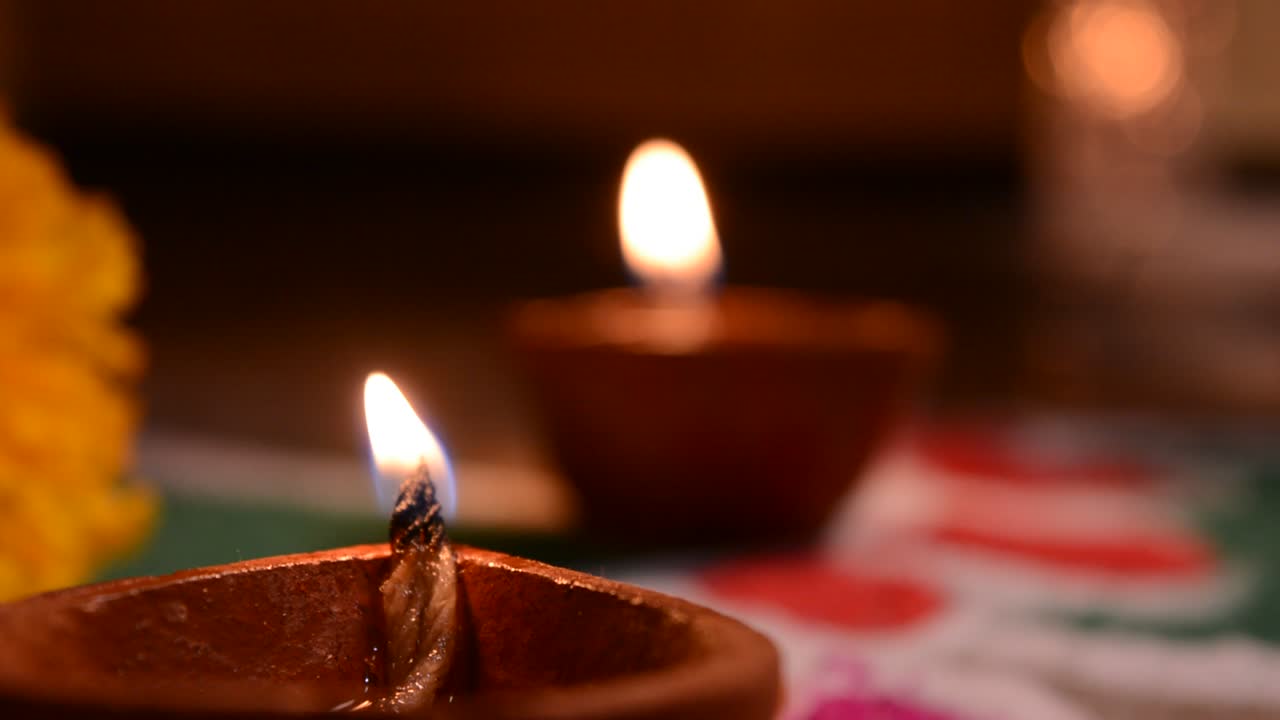 diwali diyas de terracota sobre fondo oscuro que se utiliza para iluminar la casa durante los tiempos de diwali