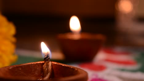 Diwali-Terrakotta-Diyas-Auf-Dunklem-Hintergrund,-Der-Das-Haus-Während-Der-Diwali-Zeit-Beleuchtet