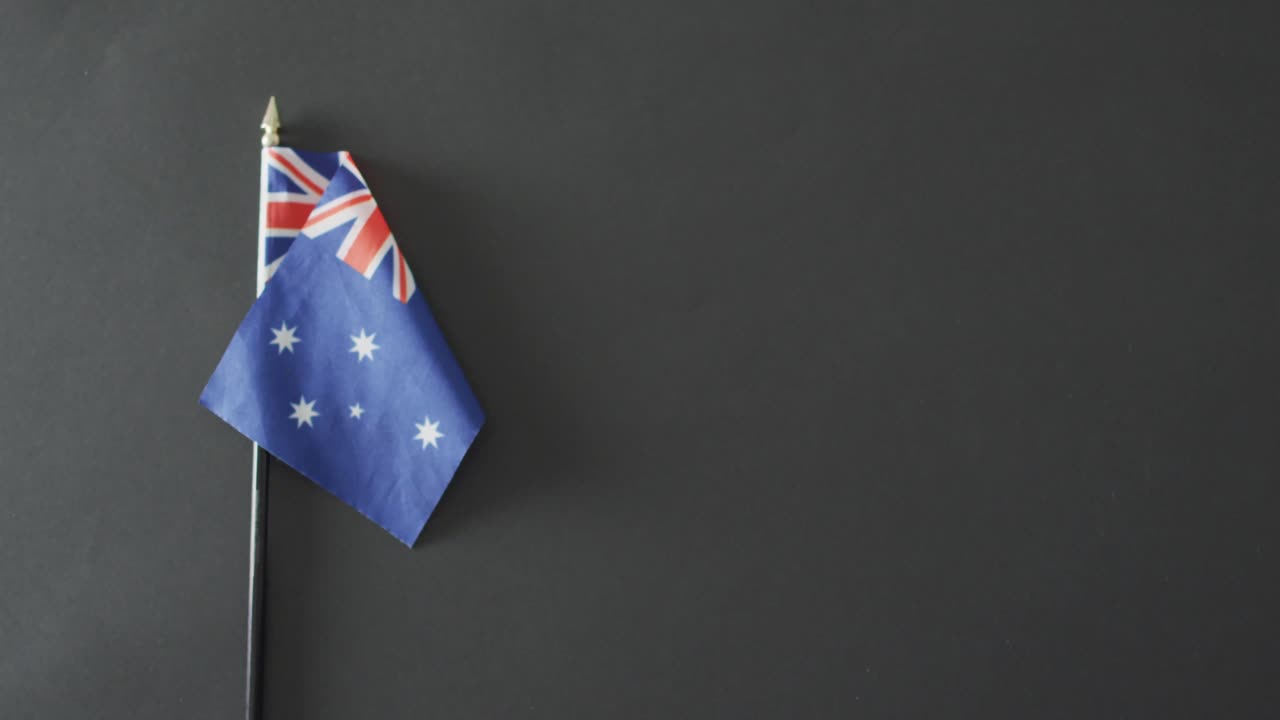 primer plano de la bandera australiana con estrellas y rayas sobre un fondo gris