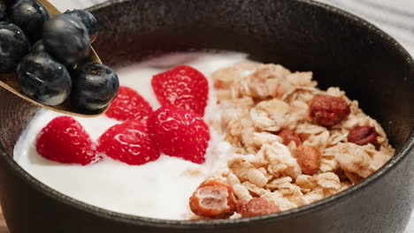 yoghurt parfait con granola y bayas