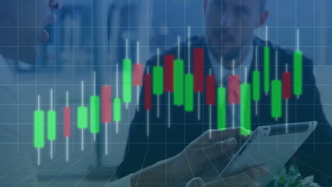animación de gráfico sobre patrón de cuadrícula contra diversos compañeros de trabajo discutiendo informes en tableta digital