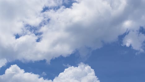 las nubes blancas volaron por el cielo azul brillante. el verano de la semana abrasadora del sol, video en 4k