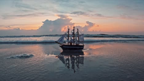 Mini-Barco-En-La-Orilla-De-La-Playa-Y-Las-Olas-Rompen-Sobre-él.