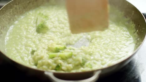 Erntekoch-Kocht-Risotto-Mit-Brokkoli-In-Der-Pfanne