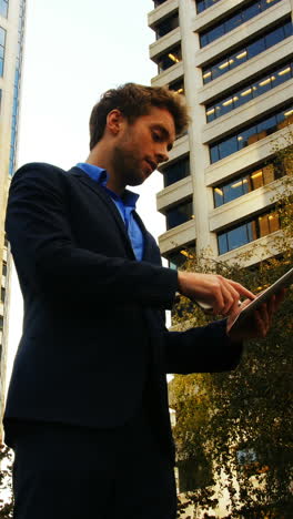 hombre de negocios usando una tableta digital