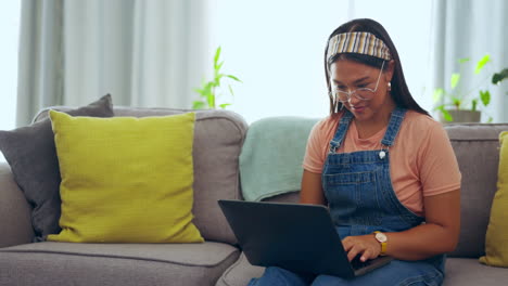 Mujer-Asiática,-Computadora-Portátil-Y-Relajarse-En-El-Sofá-De-La-Sala