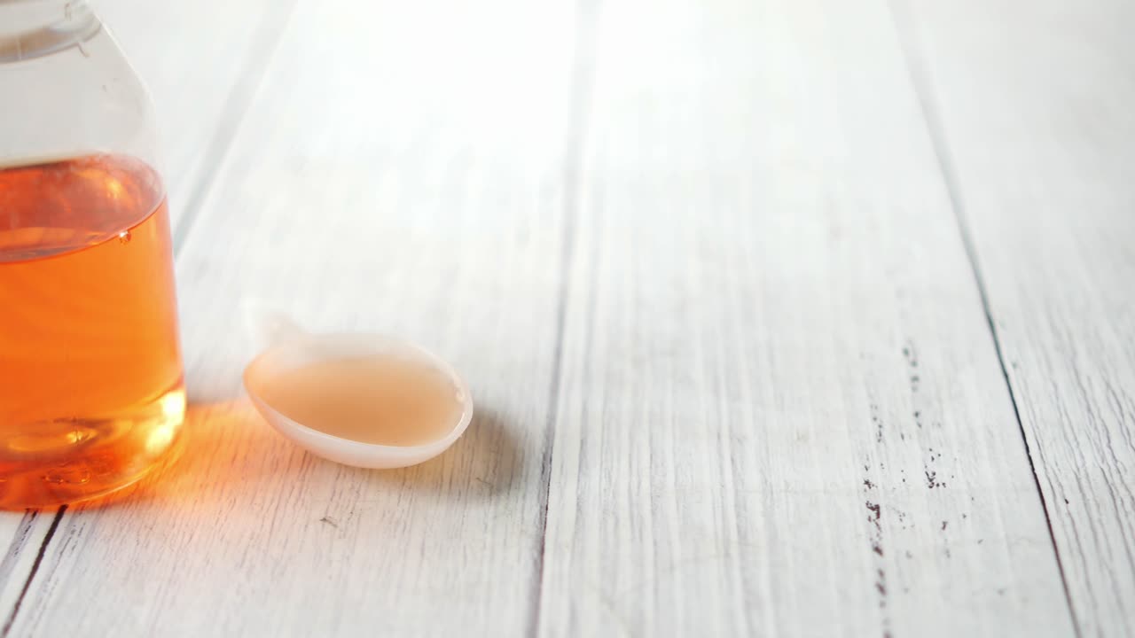 白の薬液入りボトル