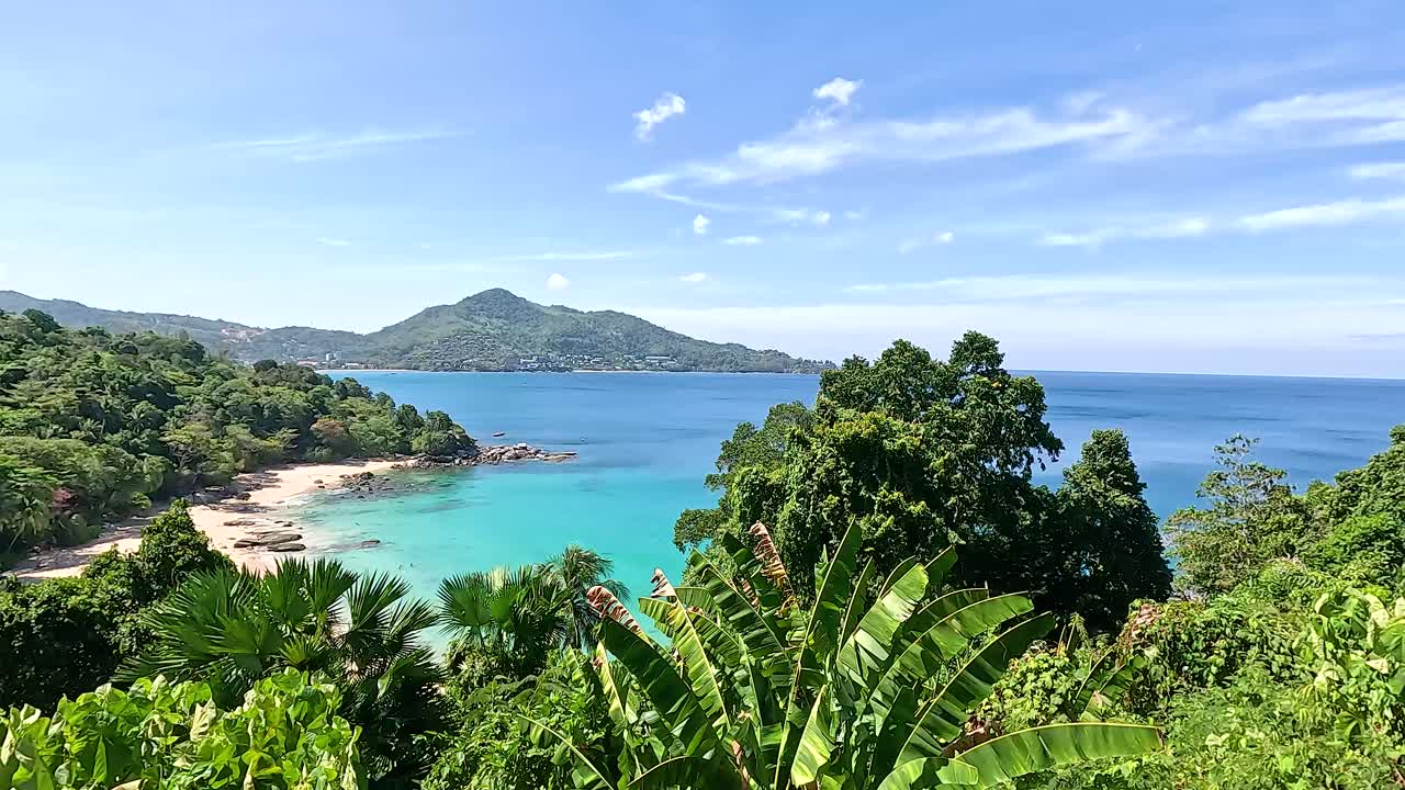 vista panorámica de la playa tropical y la exuberante vegetación en phuket, tailandia
